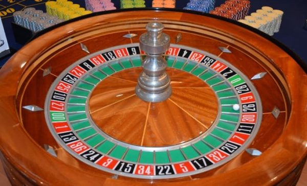 Mengelilingi Meja Hijau : Keberuntungan di Casino Online